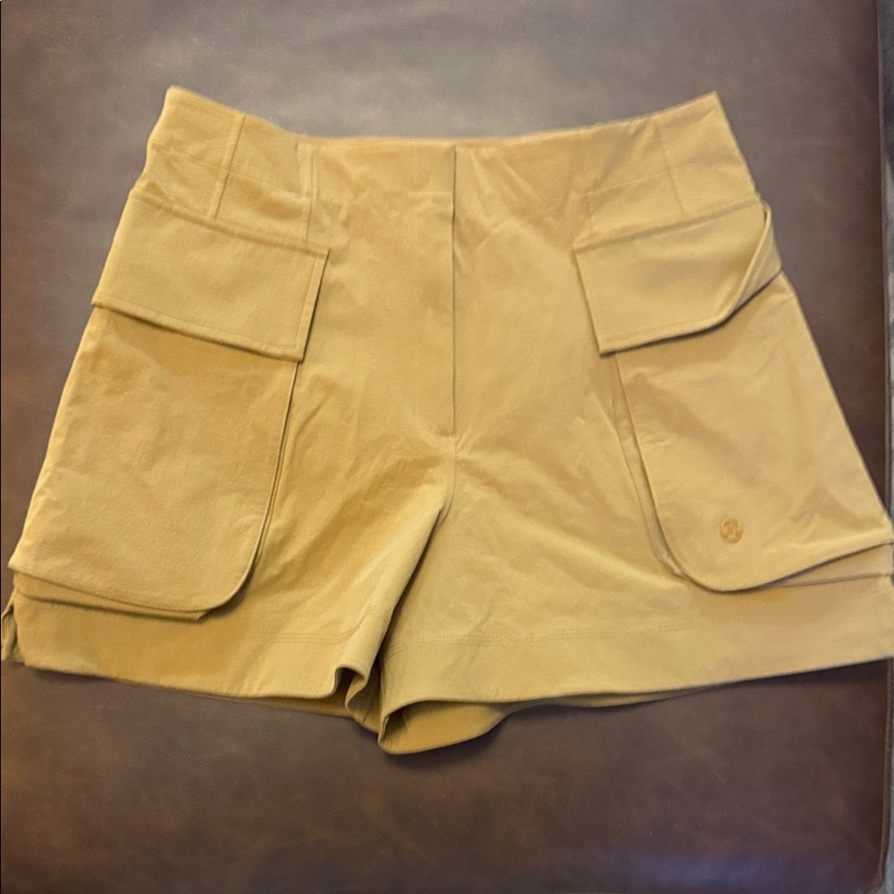 Lululemon Athletica Tan Cargo Shorts super high rise, relaxed fit 4”